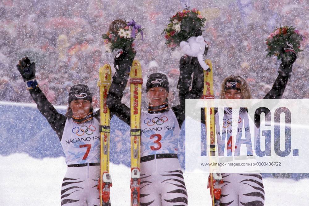 V.li. Martina Ertl, Katja Seizinger und Hilde Gerg (alle Deutschland) - Siegerehrung Alpiner Skilauf OS Winter Damen Olympische Spiele 1998, Winterspiele, Olympia, Olympiade, Ski Alpin, Skisport, Kombination, Vdia Gruppe Happo one Hakuba Nagano Freude,