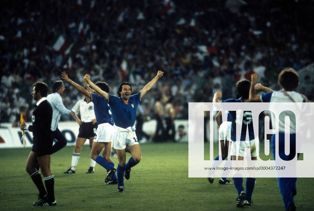 Gabriele Oriali (Italien, Mitte) - Weltmeister 1982 Fußball WM Herren WM Finale 1982, Länderspiel, Nationalteam, Nationaltrikot, Gruppe Madrid Freude,