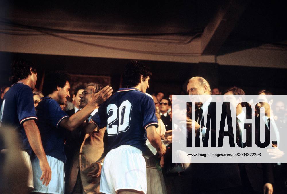 FIFA Präsident Joao Havelange (Brasilien, 3.v.re.) gratuliert Paolo Rossi (Italien, Mitte) zum WM Sieg Fußball WM Herren WM Finale 1982, Länderspiel, Nationalmannschaft, Nationaltrikot Gruppe Madrid