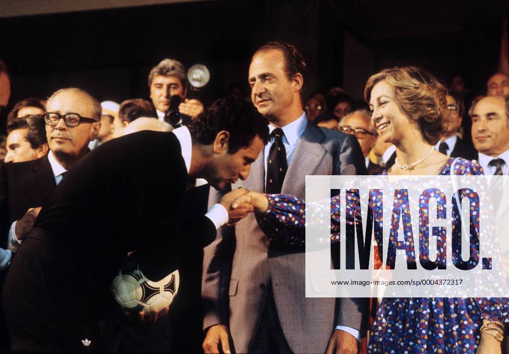 FIFA Schiedsrichter Arnaldo Coelho (Brasilien, 2.v.li.) und König Juan Carlos von Spanien (2.v.re.) mit Ehefrau Dona Sofia bei der Siegerehrung Fußball WM Herren WM Finale 1982, Länderspiel, Gruppe Madrid