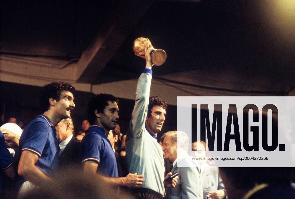 Italien ist Weltmeister 1982 - Torwart Dino Zoff (Mitte), Claudio Gentile (2.v.li.) und Giuseppe Bergomi (li.) präsentieren den WM Pokal Fußball WM Herren WM Finale 1982, Länderspiel, Nationalteam, Nationaltrikot, Gruppe Madrid Freude,