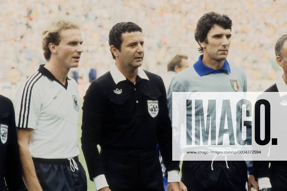 Karl Heinz Rummenigge (BR Deutschland (li.), Torwart Dino Zoff (Italien) und FIFA Schiedsrichter Arnaldo Coelho (Brasilien) Fußball WM Herren WM Finale 1982, Länderspiel, Nationalteam, Nationaltrikot Gruppe Madrid