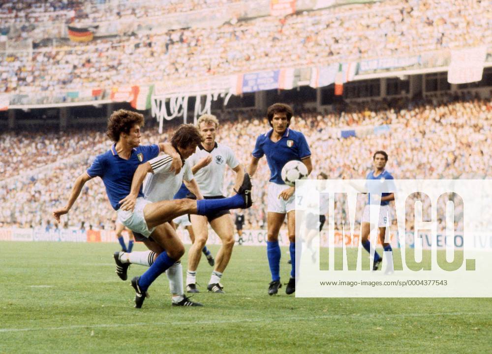 Klaus Fischer (2.v.li.) und Hans Peter Briegel (beide BR Deutschland, 3.v.li.) gegen Fulvio Collovati (li.) und Gaetano Scirea (beide Italien) Fußball WM Herren WM Finale 1982, Länderspiel, Nationalteam, Nationaltrikot, Italien - BRD 3:1 Gruppe Madrid Dynamik, Kampf,