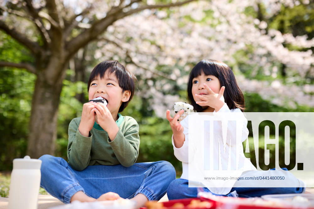 IMAGO Creative, Food, Japan, Onigiri Two children sitting on a blanket eating rice balls AFLO235682921 , 235682921.jpg, ,model released, Symbolfoto