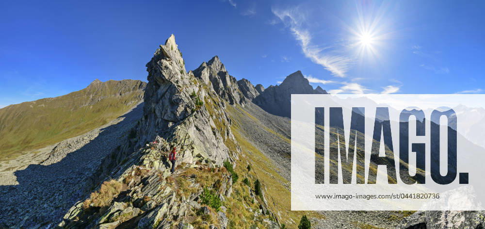 Austria, Tyrol, Sun shining over female hiker following Aschaffenburger Hohenweg trail in Zillertal Alps model released, Symbolfoto, ANSF00735