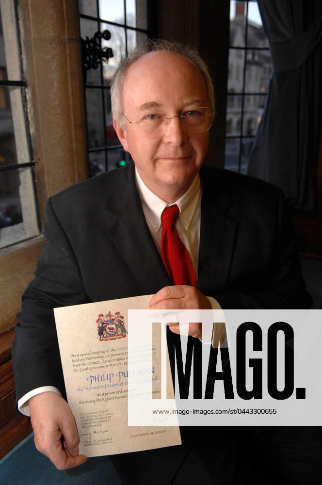 AUTHOR PHILIP PULLMAN RECEIVES THE FREEDOM OF OXFORD PHILIP PULLMAN, THE WORLDWIDE SELLING AUTHOR OF HIS DARK MATERIALS AND THE SALLY LOCKHART SERIES OF BOOKS, TOGETHER WITH HIS WIFE JUDITH SPELLER AND DAUGHTER RECEIVED THE FREEDOM OF OXFORD AT A CEREMONY THIS EVENING HELD AT OXFORD TOWN HALL. HE IS NOW ALLOWED TO DRIVE SHEEP ALONG HIGH STREET FREE OF CHARGE BUT ONLY DURING DAYLIGHT. HE STILL HAD TO PAY £2 AN HOUR TO PARK HIS CAR! HIS NOVEL HIS DARK MATERIALS: THE GOLDEN COMPASS HAS BEEN MADE INTO A MOVIE STARRING NICOLE KIDMAN. OXFORD, UK. 24 JANUARY 2007. PICTURES: , Credit:Barry Clack Avalon 0543095594