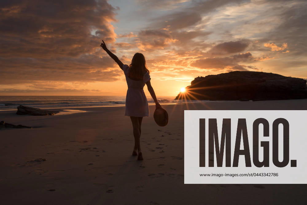 IMAGO Creative: Sommer, Abendspaziergang sonnenuntergang,freiheit,strandspaziergang,abend,abenddämmerung,abendlich,abendrot,abendröte,abendstimmung,abens,dämmerung,sonnenuntergänge,frei,spazieren,spazierengehen,spaziergang,spaziergänger ** sunset,freedom,beach walking,sunsets,freedoms 539-rf3 ,model released, Symbolfoto