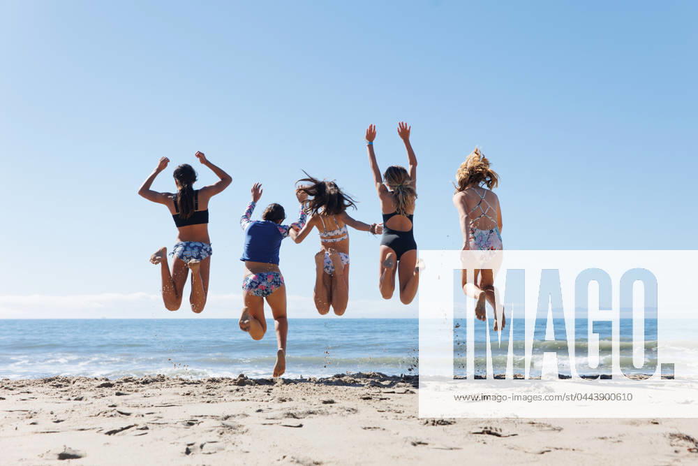 Girls jumping together at the beach. Ventura, California, United States CR_RMAU240404-1372858-01 ,model released, Symbolfoto