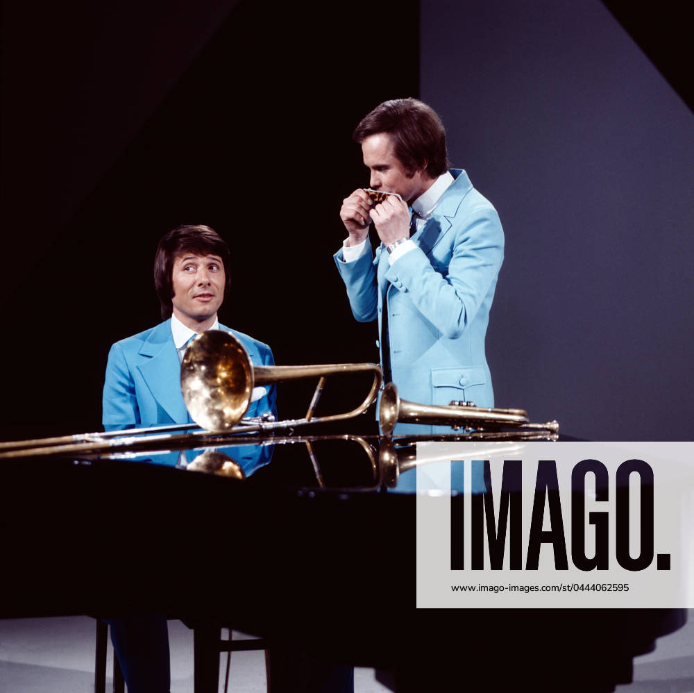 8 x 1 IN NOTEN 8 x 1 in Noten, ZDF Fernsehshow, Deutschland, 1975, in der Show: Udo Jürgens am Klavier, Peter Kraus mit der Mundharmonika, Deutschland