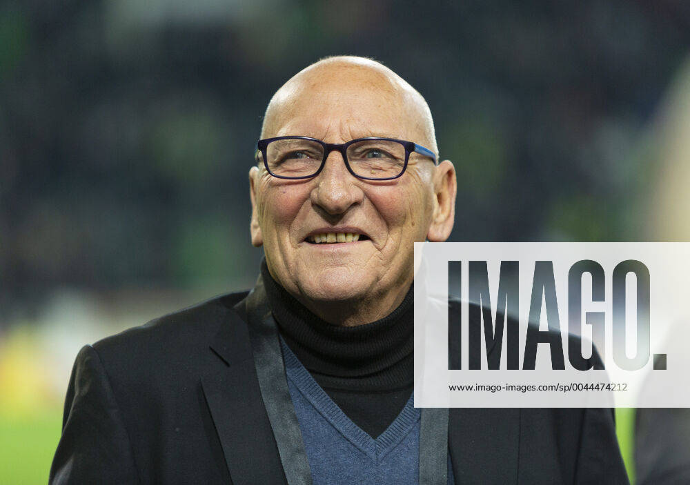 Goalkeeper Wolfgang Kleff, Guest of Honour like all players of the team that won the UEFA Cup 1978 1979 1979 against Red Star Belgrade, Football, UEFA Europa League, 2019 2020, Group Phase, Group J, Matchday 4, Borussia Moenchengladbach vs. AS Rome 2 1 Sport, Football, UEFA Europa League, 2019 2020, Group Phase, Group J, Matchday 4, Borussia Moenchengladbach vs. AS Rome 2 1 Sport, Stadium Borussia Park, Cup Winner as Guest of Honour in the Stadium, Players of the Gladbach winning team who won the UEFA Cup 1978 1979 in two finals against Roter Stern Belgrade in 1979, goalkeeper Wolfgang Kleff, sports, football, UEFA Europe League, 2019 2020, Group Stage, Group J, Matchday 4, Borussia Moenchengladbach vs AS Rome 2 1, Stadium Borussia Park, cup winners as honoured guests in the stadium, Gladbach players won the UEFA Cup 1978 1979 in two final games against Red Star Belgrade, keeper Wolfgang Kleff