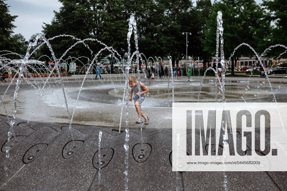 IMAGO Creative: Sommer, Sommertage im Stadtpark Child playing in city fountain in Chicago Illinois Chicago, Illinois, United States R_WEKW24041126-1397444-01 ,model released, Symbolfoto