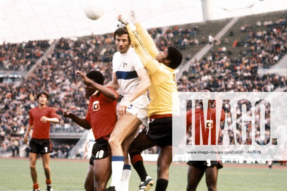 Giacinto Facchetti (Italien, Mitte) im Duell mit Guy Francois (re.) und Torwart Henry Francillon (beide Haiti) Fußball WM Herren Weltmeisterschaft 1974, Länderspiel, Italien - Haiti 3:1, Nationalmannschaft, Nationalteam Gruppe Olympiastadion München Dynamik, Kampf,