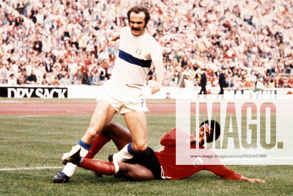 Sandro Mazzola (Italien, li.) im Duell mit Arsene Auguste (Haiti) Fußball WM Herren Weltmeisterschaft 1974, Länderspiel, Italien - Haiti 3:1, Nationalmannschaft, Nationalteam Gruppe Olympiastadion München Dynamik, Kampf,
