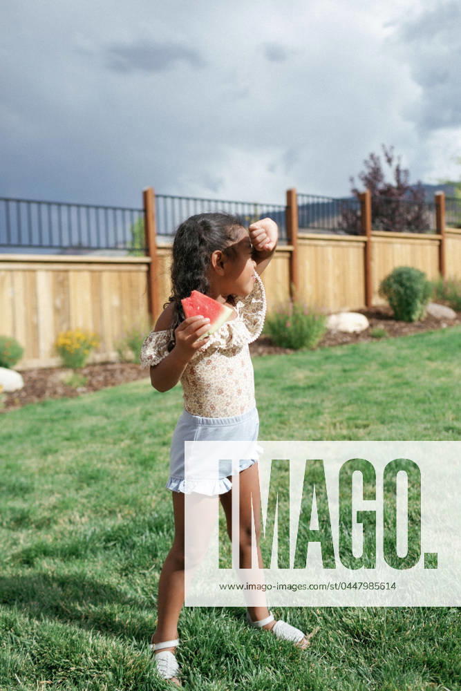 IMAGO Creative, Jahreszeit Sommer, Hitze Toddler Girl Backyard Summer with Watermelon Verdi, Nevada, United States R_SADR240418-1358492-01 ,model released, Symbolfoto