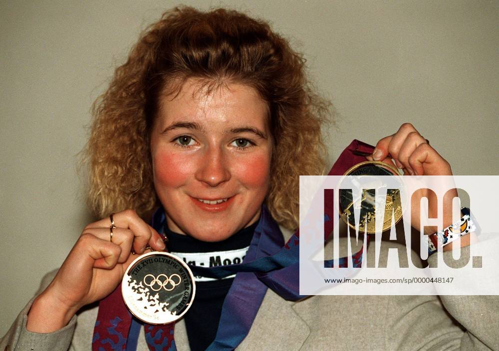 Claudia Pechstein (Deutschland) präsentiert glücklich ihre Medaillen Eisschnellauf OS Winter Damen Olympische Winterspiele 1994, Olympia, Olympiade, Spiele Porträt Lillehammer Glück, Freude,