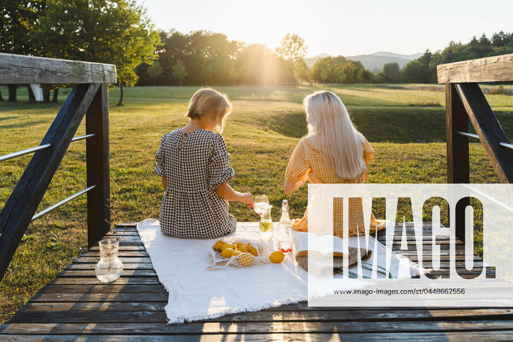IMAGO Creative: Sommer, Sommertage im Stadtpark Friends having picnic in park on summer vacation model released, Symbolfoto, NDEF01670