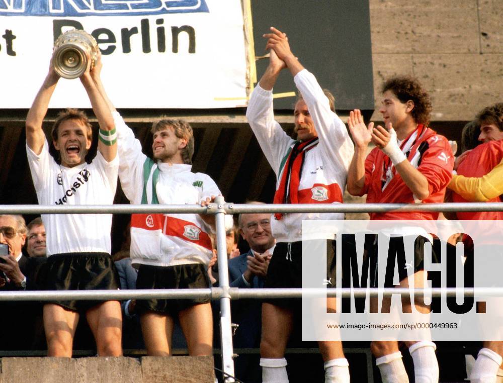 Fußball, DFB-Pokalfinale 1987 1988, Eintracht Frankfurt - VfL Bochum Pokalsieger Frankfurt - v.li.: Karl- Heinz Körbel, Manfred Binz, Frank Schulz, Dieter Schlindwein Fußball Herren DFB-Pokal 1987 1988, Pokalspiel, Finale, Endspiel, Pokalfinale, Pokalendspiel, Eintracht Frankfurt Gruppe Olympiastadion Berlin Begeisterung, Freude,