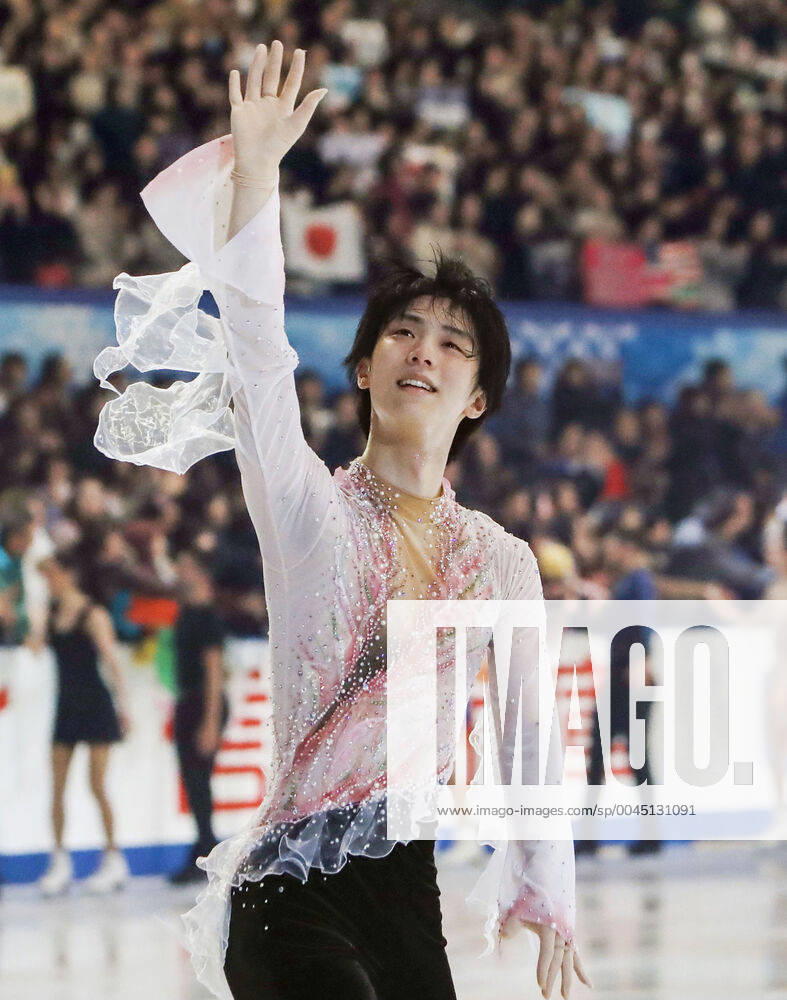 Figure skating, Eiskunstlauf NHK Trophy gala exhibition Yuzuru Hanyu of Japan waves at the crowd during the gala exhibition of the NHK Trophy figure skating competition in Sapporo on Nov. 24, 2019.
