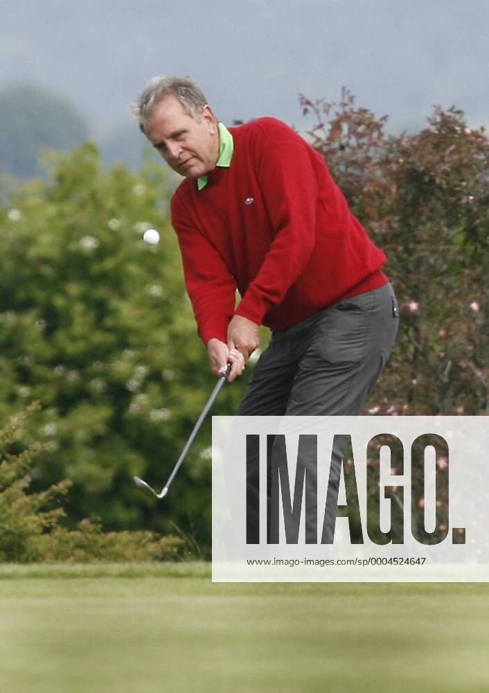 Jürgen Croy (Deutschland) golft am Olympischen Tag in Mühlberg Golf Herren Olympischer Tag 2009, Fußball Einzelbild Mühlberg