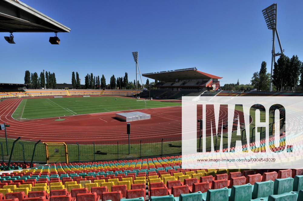 Leerer Friedrich Ludwig Jahn Sportpark in Berlin Prenzlauer Berg - Mehrzweckstadion für Fußball-, American Football- und Leichtathletikveranstaltungen - (ZUMAcd6) Fußball Herren Stadion 2009, Leichtathletik, American Football Totale Jahnsportpark Berlin