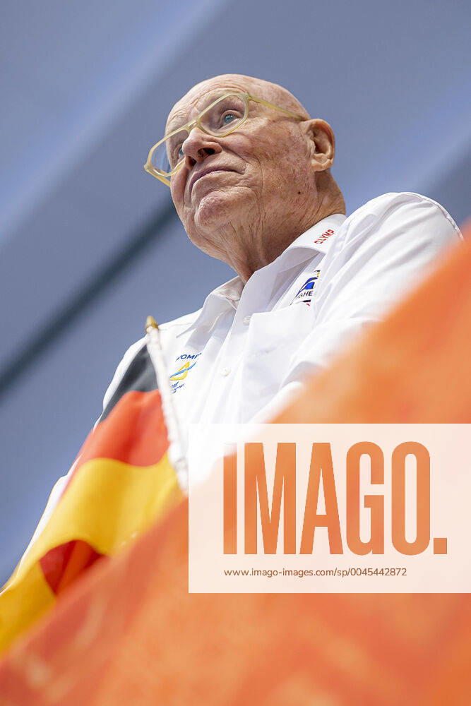 Handball, Women WM 2019, preliminary round, Group B, 4 matchday , Germany France Eberhard Bezner Olymp Shirts visits the match of the German national team Yamaga Yamaga Overall Gymnasium Kumamoto Japan