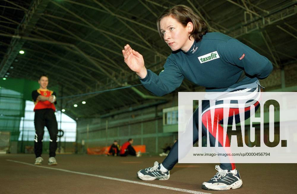 Claudia Pechstein (Deutschland) - Kurventraining Eisschnellauf Damen Eisschnelllauf 2002, Eisschnellaufen, Eisschnelllaufen Shooting, Fotoshooting, Fototermin Einzelbild Sportforum Hohenschönhausen Berlin