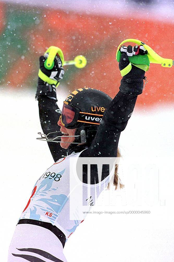 Katja Seizinger jubelt im Zielauslauf nach dem Gewinn der Kombination Alpiner Skilauf OS Winter Damen Olympische Winterspiele, Spiele, Olympia, Olympiade, Kombinationsabfahrt, Ski alpin, Skisport Einzelbild Happo one Hakuba Nagano Glück, Begeisterung, Freude,
