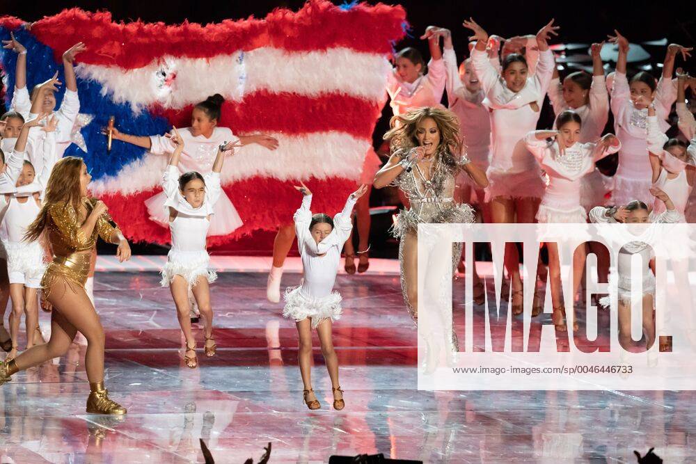 February 2, 2020 - Shakira, Jennifer Lopez s daughter Emme, 11, in front of flag, and Jennifer Lopez performing with her mom during the Super Bowl game between the Kansas City Chiefs and the San Francisco 49ers on February 2, 2020 at Hard Rock Stadium, Miami Gardens, Florida. Zuma Super Bowl Shakira_Lopez _Halftime - ZUMAk13_ 20200202_zap_k13_121