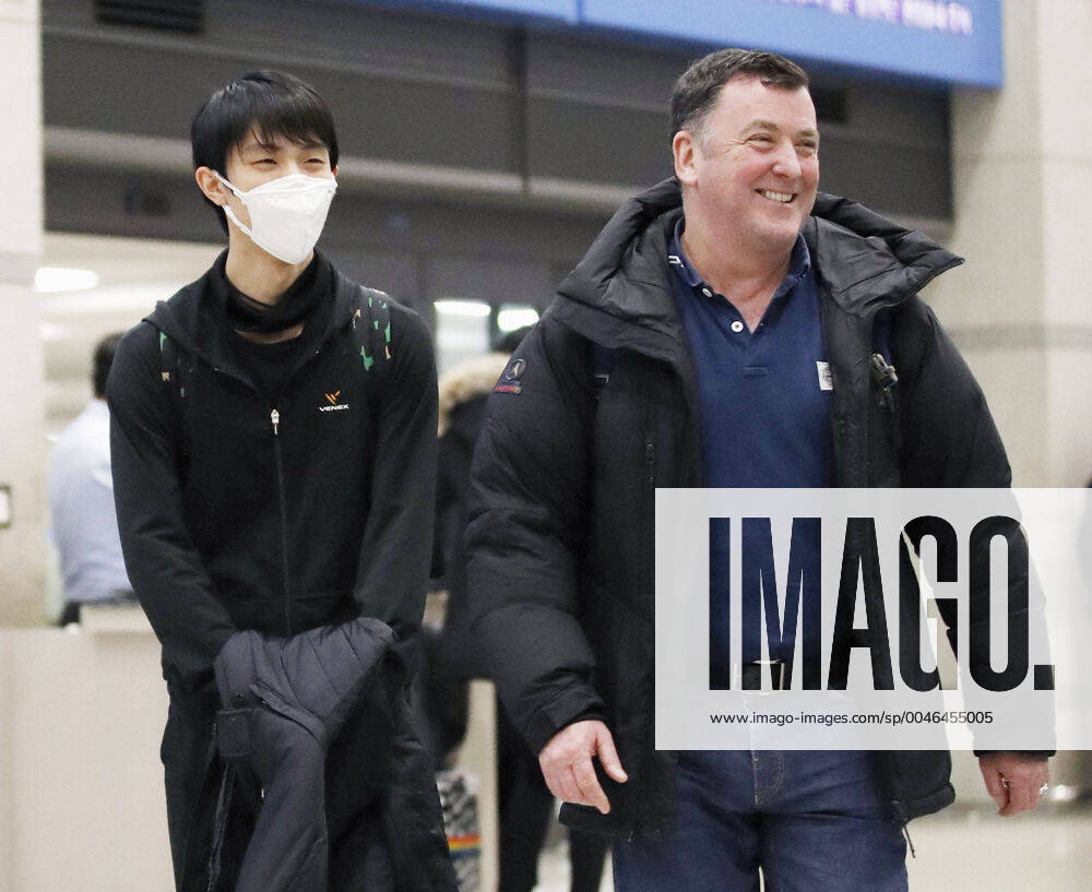 Figure skating, Eiskunstlauf Four Continents championships Japanese figure skater Yuzuru Hanyu (L) and his coach Brian Orser arrive at Incheon Airport on Feb. 4, 2020, ahead of the Four Continents Figure Skating Championships starting in Seoul two days later.