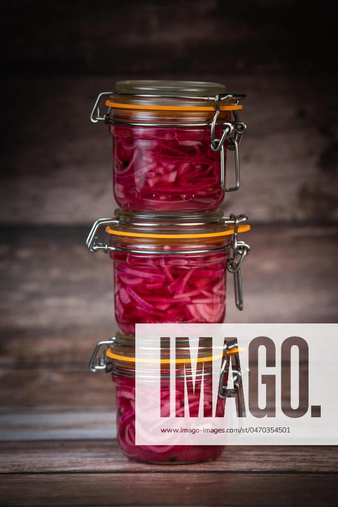 IMAGO Creative, Food, Pickled Onions RECIPE FOR ONION PICKLES IN JARS, WHITE WINE VINEGAR, WHITE WINE, SUGAR, PEPPER RECIPE FOR ONION PICKLES IN JARS, WHITE WINE VINEGAR, WHITE WINE, SUGAR, PEPPER. High quality photo