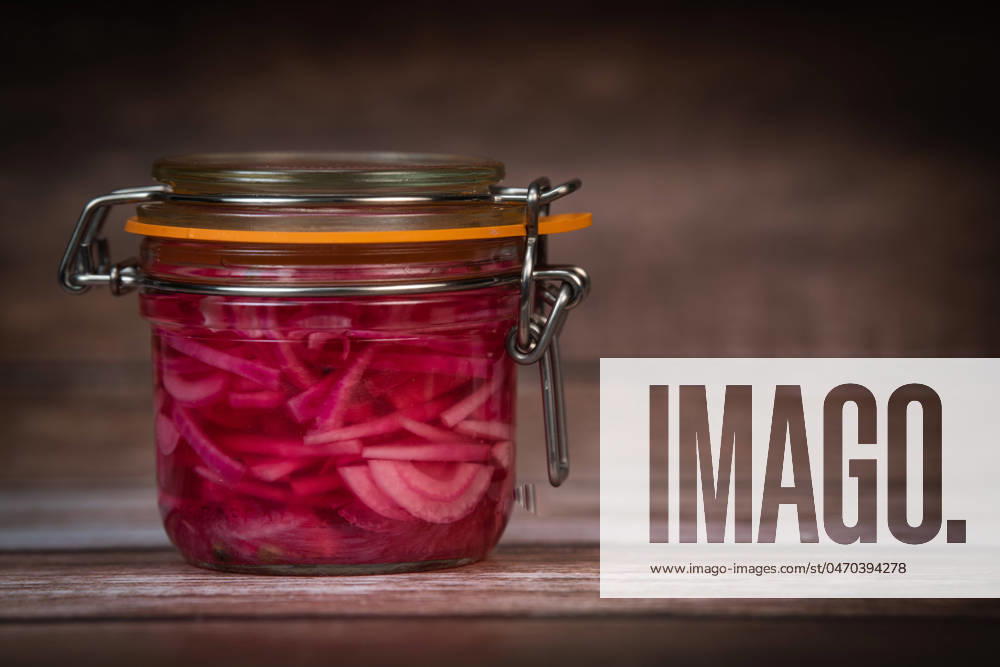 IMAGO Creative, Food, Pickled Onions RECIPE FOR ONION PICKLES IN JARS, WHITE WINE VINEGAR, WHITE WINE, SUGAR, PEPPER RECIPE FOR ONION PICKLES IN JARS, WHITE WINE VINEGAR, WHITE WINE, SUGAR, PEPPER. High quality photo