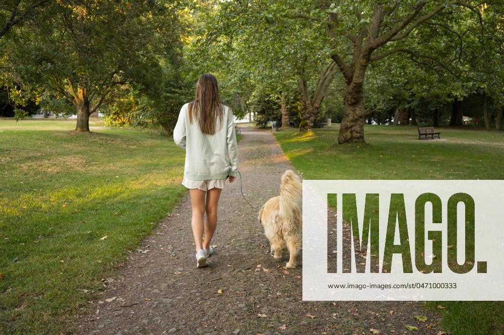 IMAGO Creative: Sommer, Sommertage im Stadtpark Girl taking her dog on a walk through the park Seattle, Washington, United States R_JANERG211123-868895-01 ,model released, Symbolfoto ,property released