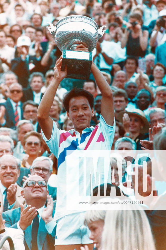 Tennis, French Open Michael Chang of USA celebrates with the trophy after the final against Stefan Edberg of Sweden in the French Open final on June 11, 1989 in Paris, France BILDBYRAN,