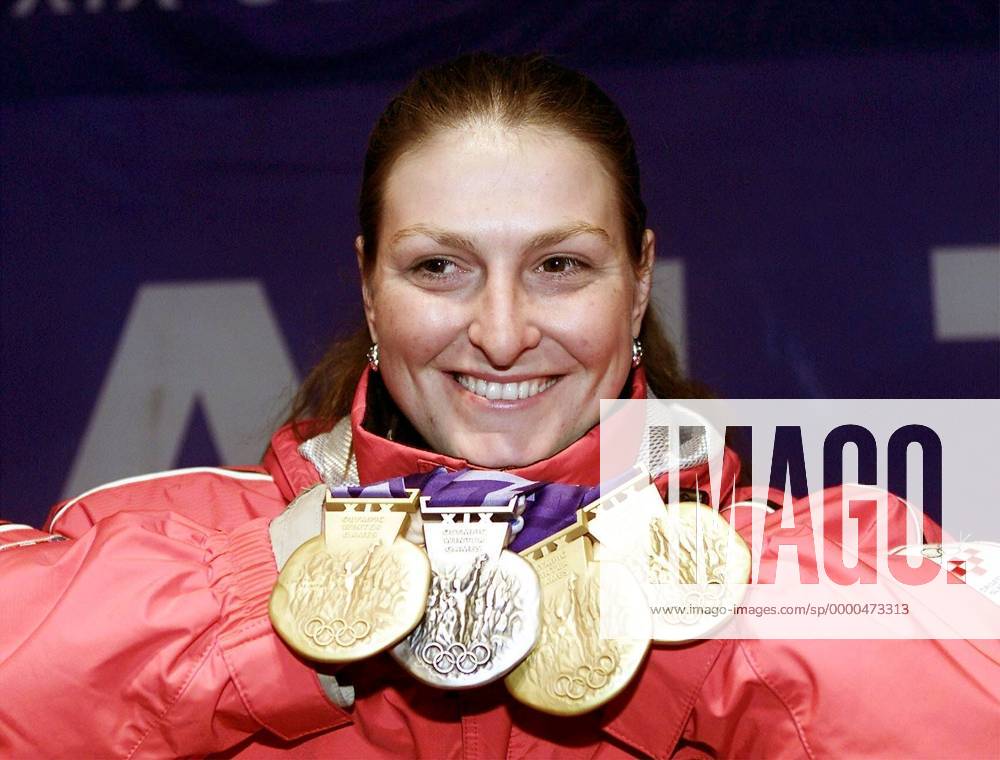 Janica Kostelic (Kroatien) präsentiert stolz ihre Medaillen Alpiner Skilauf OS Winter Damen Olympische Winterspiele 2002, Olympia, Olympiade, Spiele, Ski Alpin, Skisport, Riesenslalom Einzelbild Park City Salt Lake City Utah Freude,