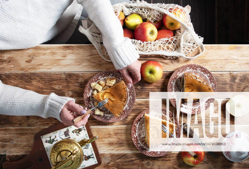 IMAGO Creative, Herbst, Food, Apfelkuchen woman tasting a piece of apple pie, thanksgiving still life top view, autumn woman tasting a piece of apple pie, thanksgiving still life top view, High quality photo
