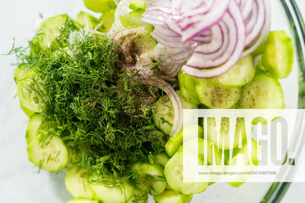 IMAGO Creative, Food, Gurkensalat Cucumber salad Summer cucumber salad in a large glass mixing bowl.