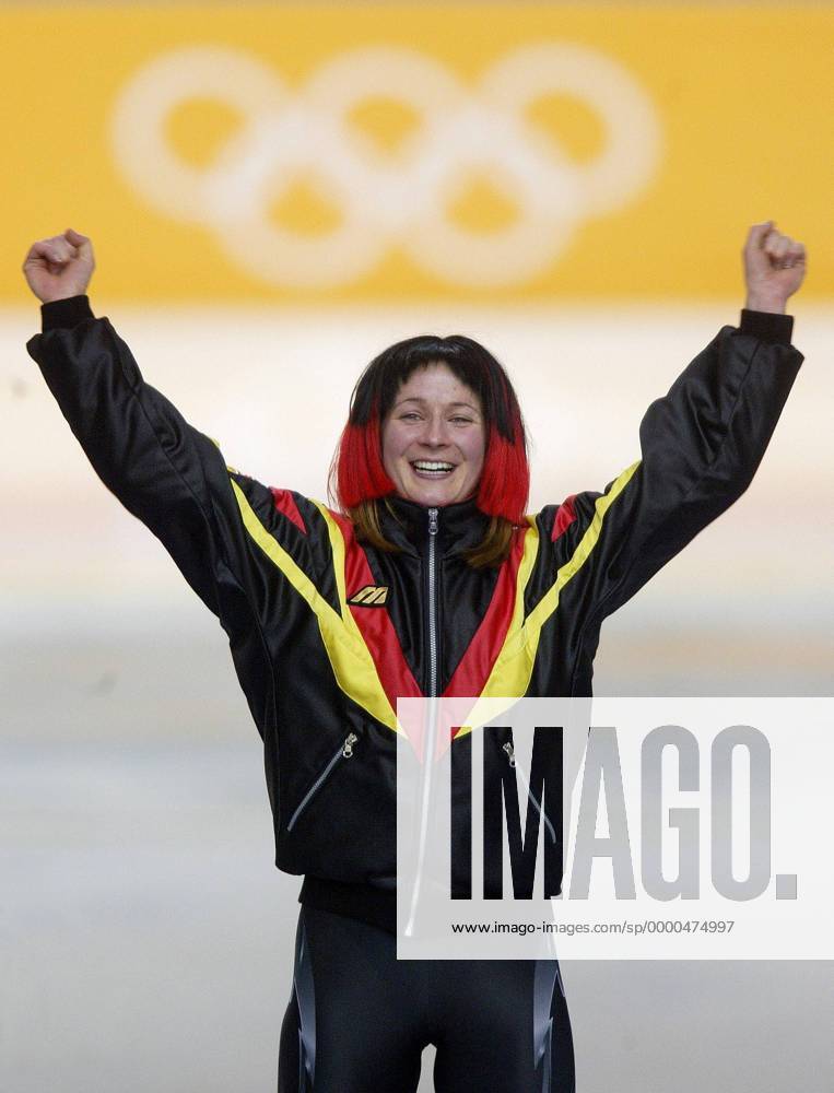 Olympiasiegerin Claudia Pechstein (Deutschland) - Siegesjubel mit Perücke Eisschnellauf OS Winter Damen Olympische Winterspiele 2002, Olympia, Olympiade, Spiele, Eisschnellaufen, Eisschnelllaufen Einzelbild Utah Olympic Oval Salt Lake City Glück, Freude,
