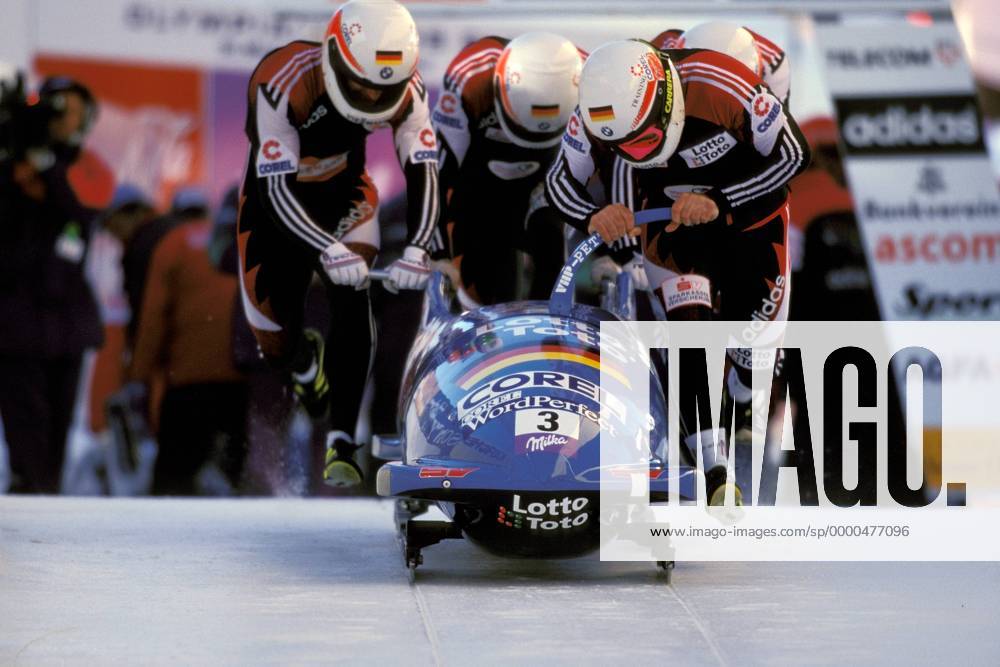 Pilot Wolfgang Hoppe, Carsten Embach, Rene Hannemann und Sven Rühr (Deutschland 1) am Start Bobsport WM Herren Weltmeisterschaft 1997, Viererbob, Vierer, 4er-Bob, Vdia Gruppe St. Moritz Dynamik,
