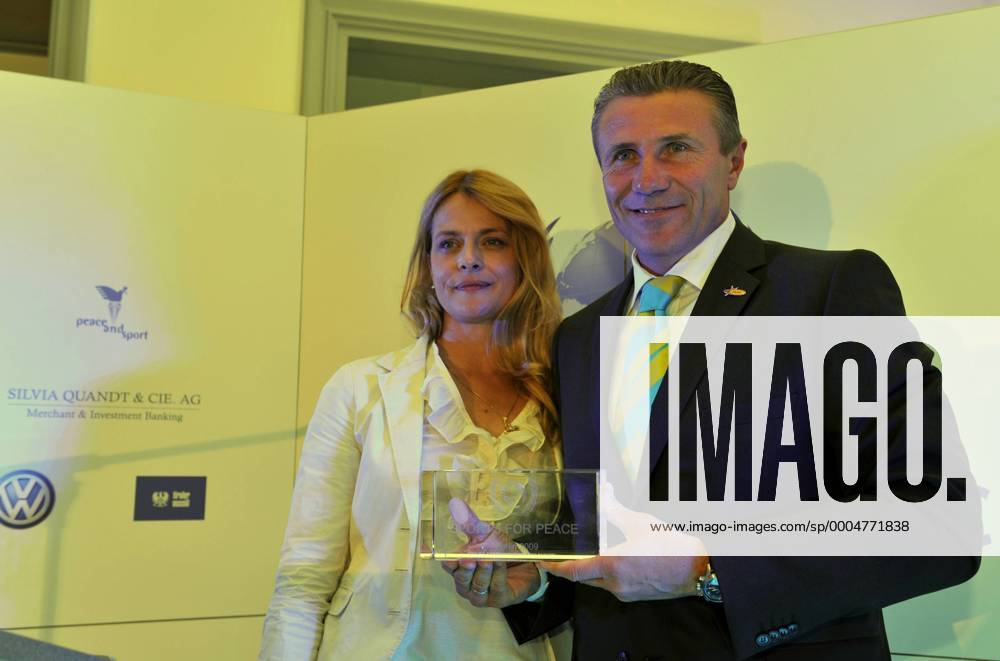Leichtathletik WM Berlin 16.08.2009 Champions Club Berlin 2009 Athletics SPORTS FOR PEACE Nastassija KINSKI Schauspielerin überreicht den Preis an IAAF Vizepräsident Sergej BUBKA (Ukraine) Stabhochsprung o0 people Preisverleihung, Auszeichnung, Pokal, Trophäe, o0 Herren Funktionär