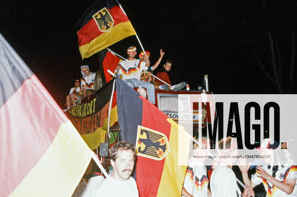 Germany Argentina Italy, Rome, 08 07 1990, Football, FIFA World Cup 1990 in Italy, Final, DFB Germany Argentina 1 0 Germany fans celebrate the World Cup victory on the streets of Rome