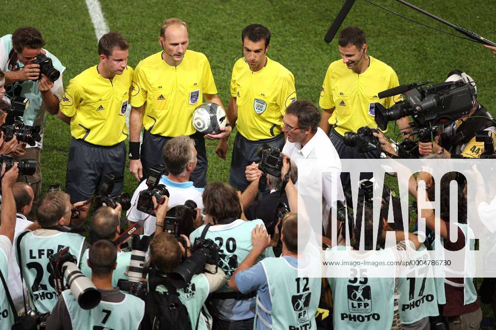 Trainer Didier Deschamps (Marseille, li.) und Trainer Laurent Blanc (Girondins Bordeaux) - shakehands - EddyLEMAISTRE - o0 Totale, Medieninteresse, Schiedsrichter