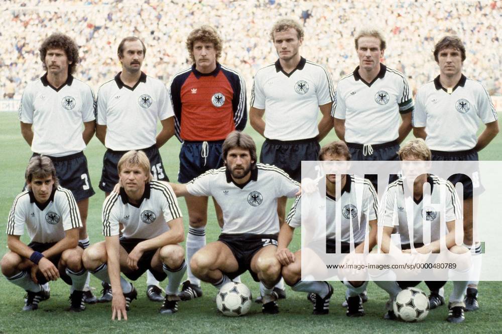 Mannschaftsfoto BRD hinten v. li.: Paul Breitner, Uli Stielike, Torwart Toni Schumacher, Hans-Peter Briegel, Karl-Heinz Rummenigge, Klaus Fischer; vorn: Pierre Littbarski, Bernd Förster, Manfred Kaltz, Wolfgang Dremmler und Karl-Heinz Förster Fußball WM Herren Weltmeisterschaft 1982, Länderspiel, Finale, Endspiel, BR Deutschland Totale Estadio Santiago Bernabeu Madrid