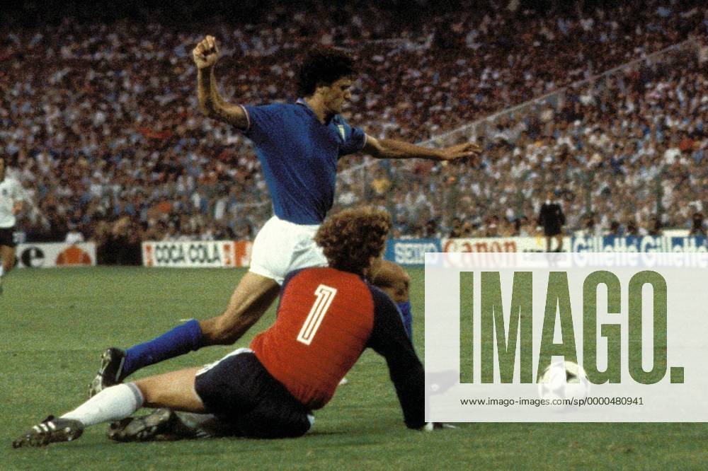 Torwart Toni Schumacher (BRD, vorn) hat beim 3:0 von Alessandro Altobelli (Italien) das Nachsehen Fußball WM Herren Weltmeisterschaft 1982, Länderspiel, Finale, Endspiel, Italien - BR Deutschland 3:1 Gruppe Estadio Santiago Bernabeu Madrid Dynamik,