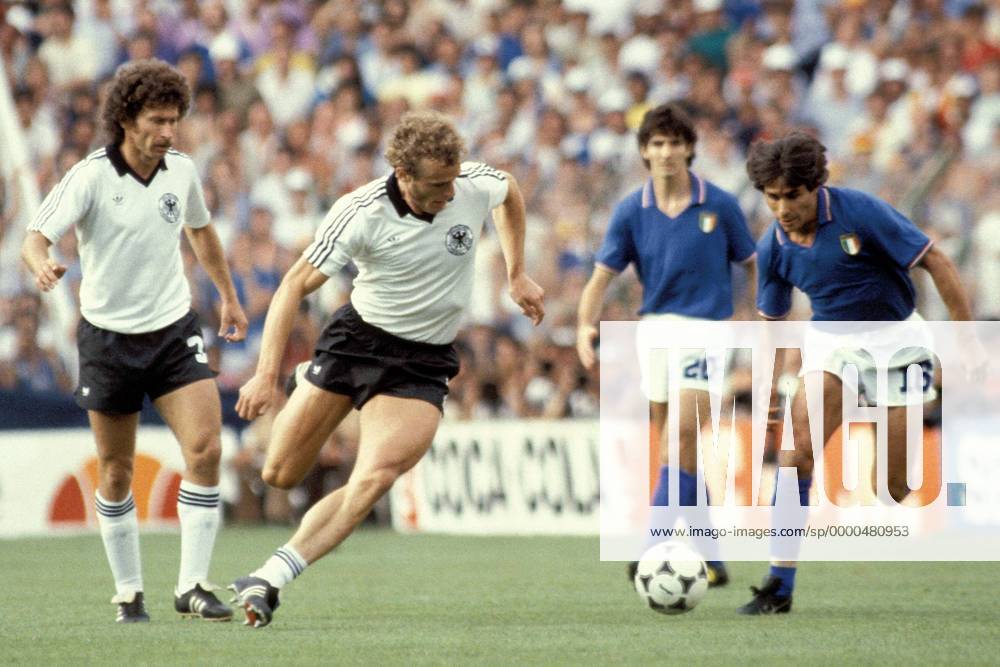 Hans-Peter Briegel (BRD, Mitte.) im Duell mit Bruno Conti (Italien); li.: Breitner (BRD) Fußball WM Herren Weltmeisterschaft 1982, Länderspiel, Finale, Endspiel, Italien - BR Deutschland 3:1 Gruppe Estadio Santiago Bernabeu Madrid Dynamik,