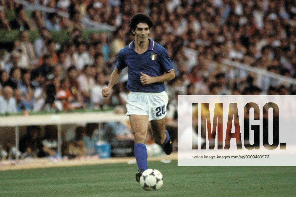 Paolo Rossi (Italien) am Ball Fußball WM Herren Weltmeisterschaft 1982, Länderspiel, Finale, Endspiel, Italien - BR Deutschland 3:1 Einzelbild Estadio Santiago Bernabeu Madrid Dynamik,