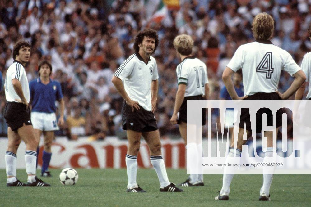 Paul Breitner (Mitte), Fischer (li.) und Kh. Förster (re., alle BRD) - Anstoß nach dem 0:3 Fußball WM Herren Weltmeisterschaft 1982, Länderspiel, Finale, Endspiel, Italien - BR Deutschland 3:1 Totale Estadio Santiago Bernabeu Madrid Enttäuschung,