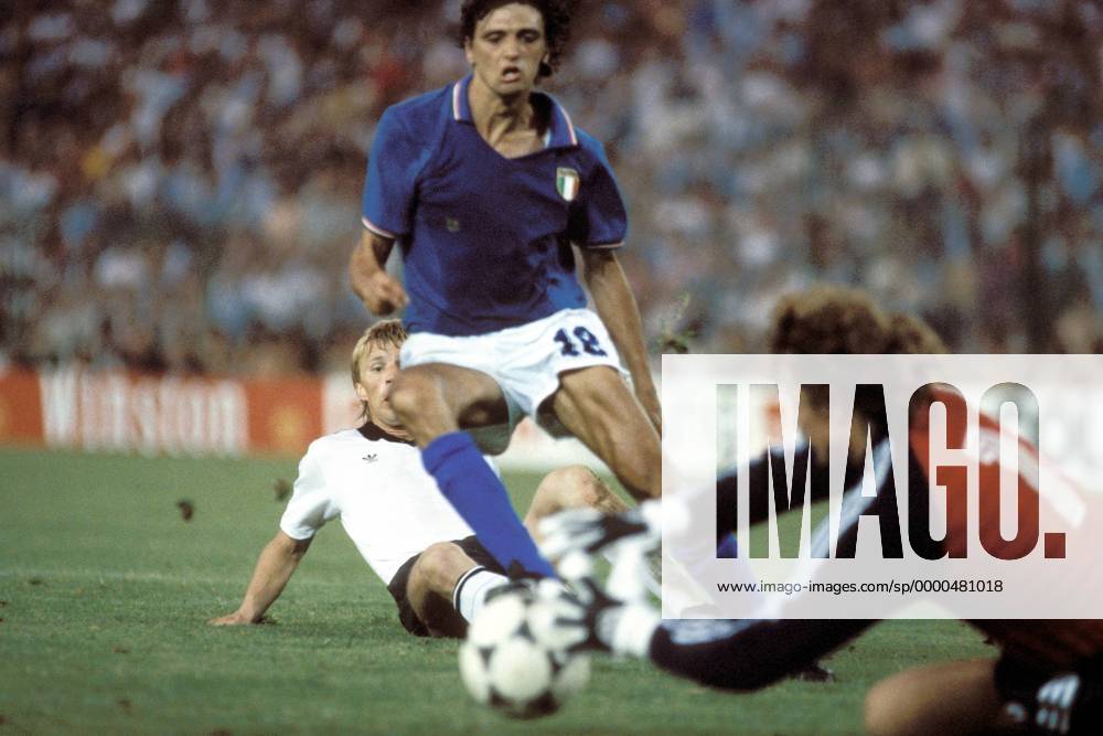 Alessandro Altobelli (Italien, li.) gegen Torwart Toni Schumacher, dahinter B. Förster (alle BRD) Fußball WM Herren Weltmeisterschaft 1982, Länderspiel, Finale, Endspiel, Italien - BR Deutschland 3:1 Gruppe Estadio Santiago Bernabeu Madrid Dynamik, Abwehr,