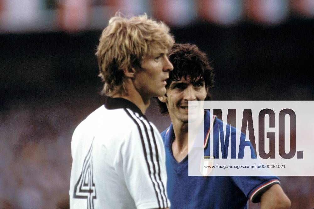 Karl-Heinz Förster (BRD, li.) und Paolo Rossi (Italien) Fußball WM Herren Weltmeisterschaft 1982, Länderspiel, Finale, Endspiel, Italien - BR Deutschland 3:1 Gruppe Estadio Santiago Bernabeu Madrid