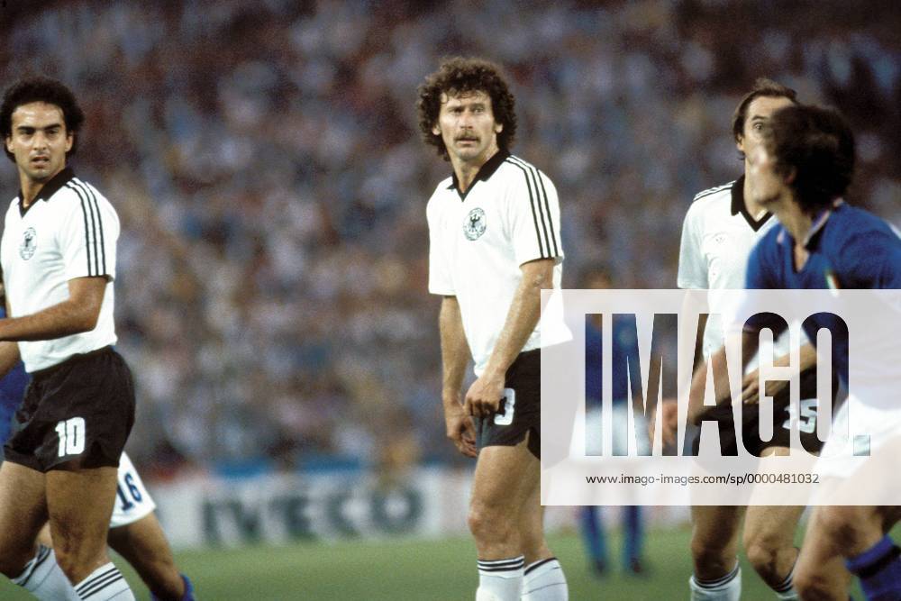 Paul Breitner (2. v. li.) und Hansi Müller (beide BRD) Fußball WM Herren Weltmeisterschaft 1982, Länderspiel, Finale, Endspiel, Italien - BR Deutschland 3:1 Gruppe Estadio Santiago Bernabeu Madrid