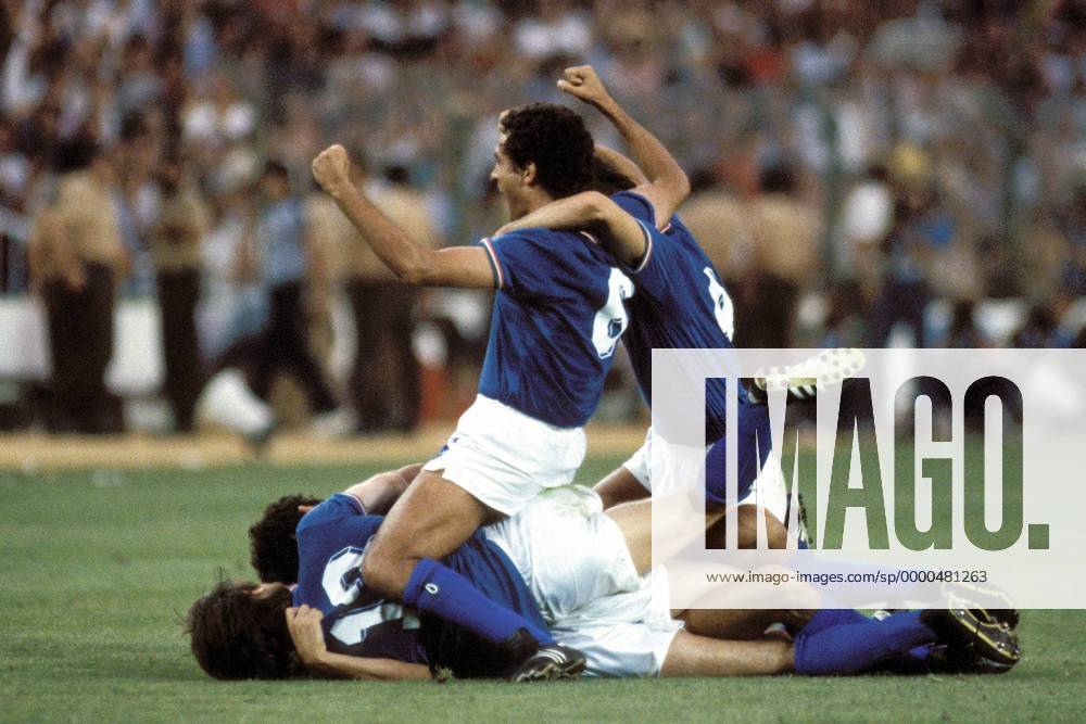 Claudio Gentile (Italien) - Torjubel mit seinen Teamkollegen Fußball WM Herren Weltmeisterschaft 1982, Länderspiel, Finale, Endspiel Gruppe Estadio Santiago Bernabeu Madrid Freude, Begeisterung